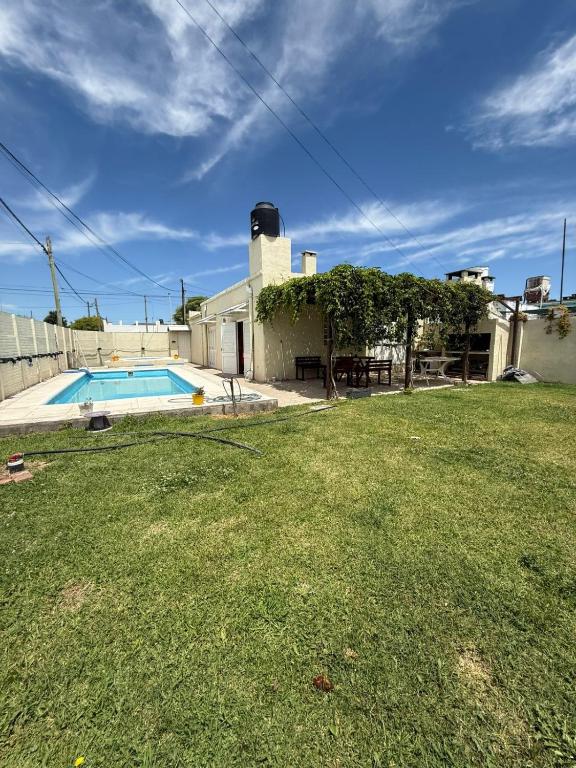 a yard with a swimming pool and a house at La Casa de Alicia in Chivilcoy