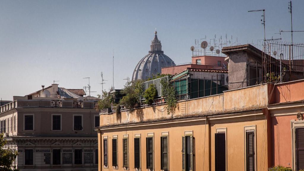 een groep gebouwen met een koepel op de achtergrond bij Rental in Rome Otranto Relax in Rome