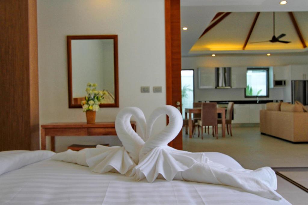 Postel nebo postele na pokoji v ubytování Ya Nui Beach Villas