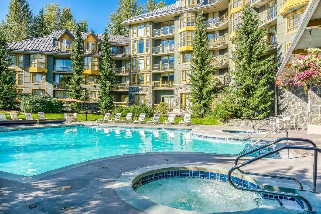 Gallery image of Whistler - Cascade Lodge - Village 1 Bdrm suite & Sofa bed, full Kitchen, slps 4, aircon - July1-8, 2027 Free Parking in Whistler