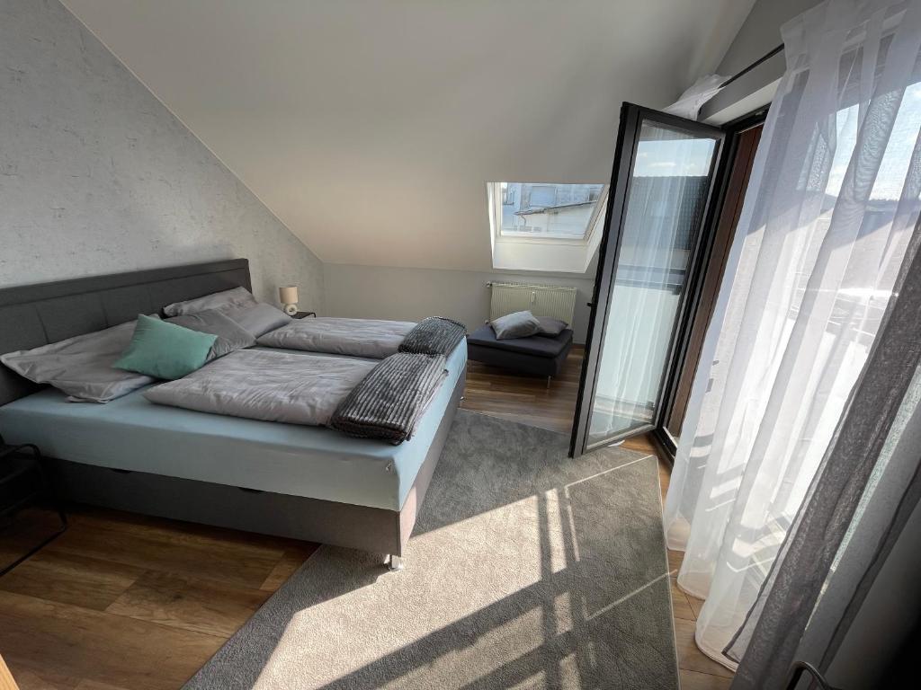 ein Schlafzimmer mit einem Bett und einem Spiegel in der Unterkunft Ferienwohnung Eich in Kelberg