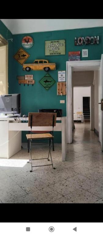 ein Zimmer mit einem Schreibtisch und einem Stuhl in einem Zimmer in der Unterkunft Moon Light Hostel in Palermo