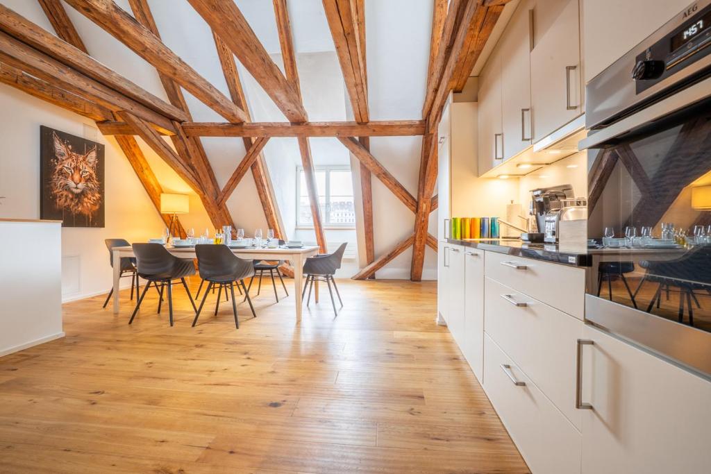 Spacious Apartment in Central Basel near Rhine - Special TOP LUX 42 Apartment, Basel, up to 6 guests