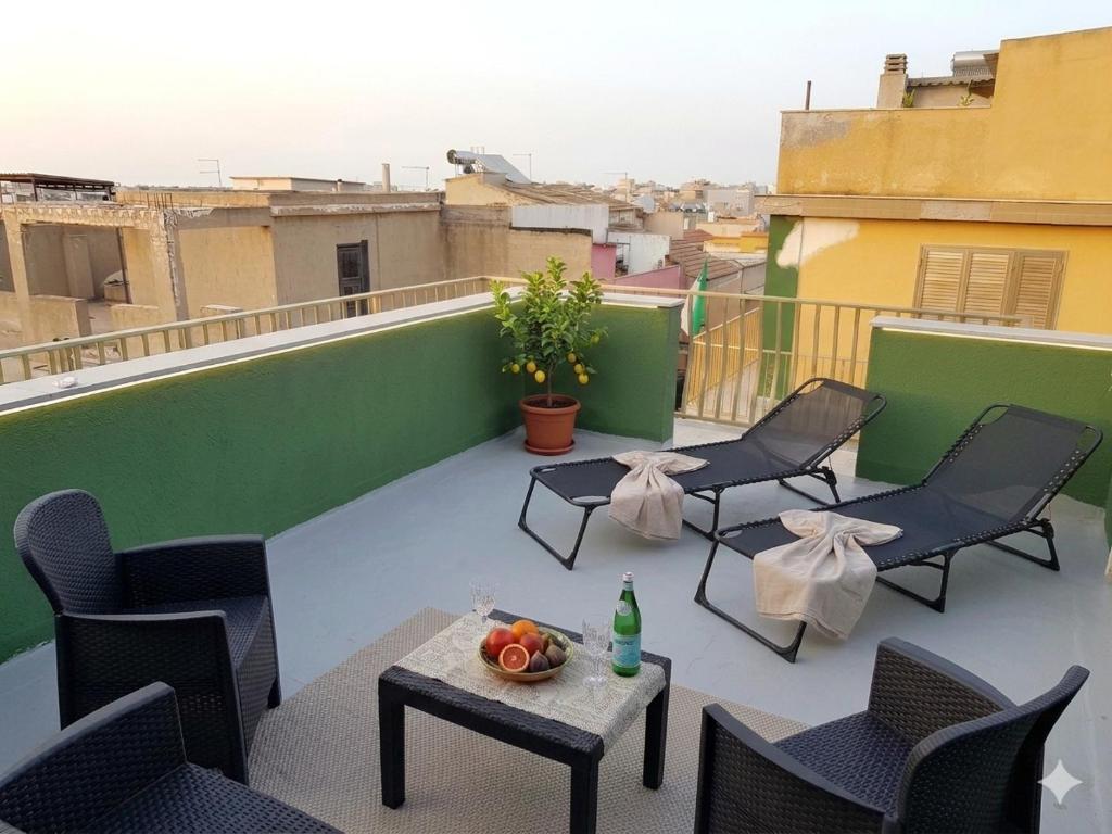 a patio with chairs and a table on a balcony at La dimora di nonna Giuseppa in Pachino