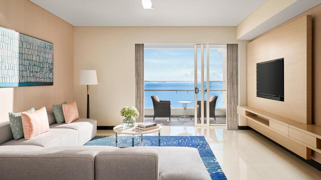 Two-Bedroom Suite with One King Bed, Two Single Beds and Ocean View