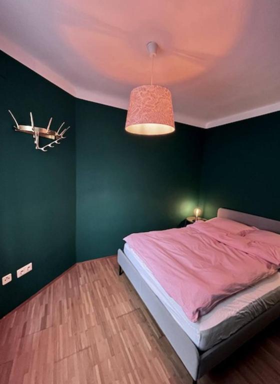 a bedroom with a bed with a green wall at Urlaub in den Bergen in Puchberg am Schneeberg