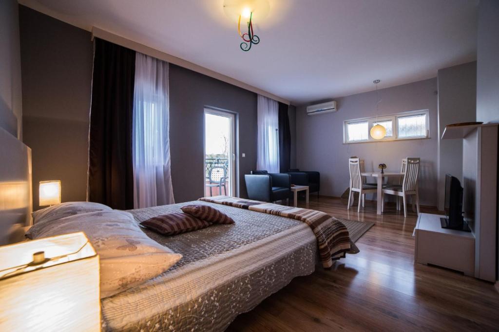 Łóżko lub łóżka w pokoju w obiekcie Villa Lugano