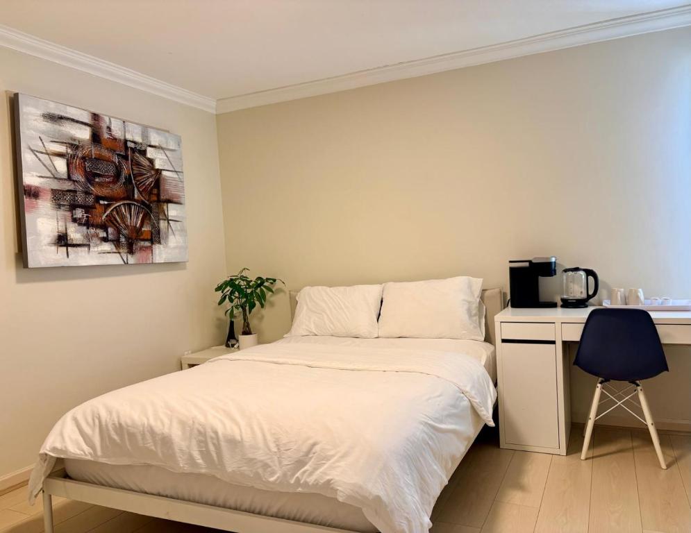 Private Ensuite Room Near YVR Airport Vancouver West photo