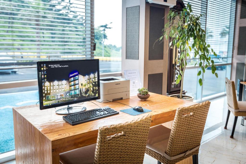 TV a/nebo společenská místnost v ubytování Amoureux Resort