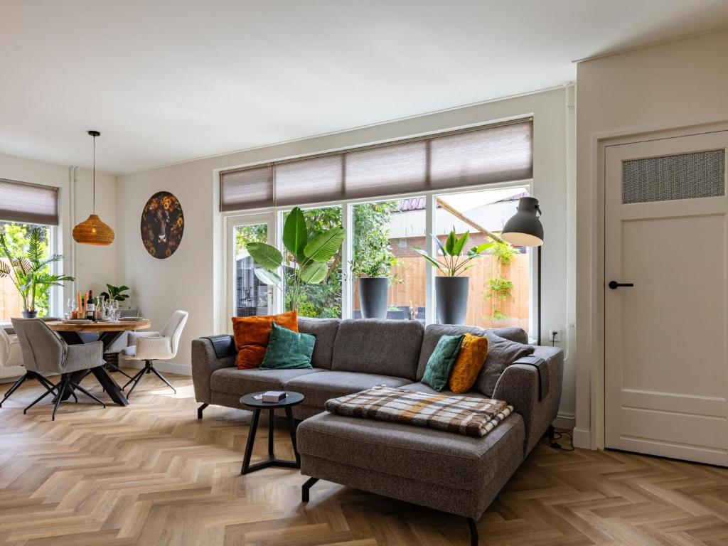 a living room with a couch and a table at Dorpskaemer in Warmenhuizen