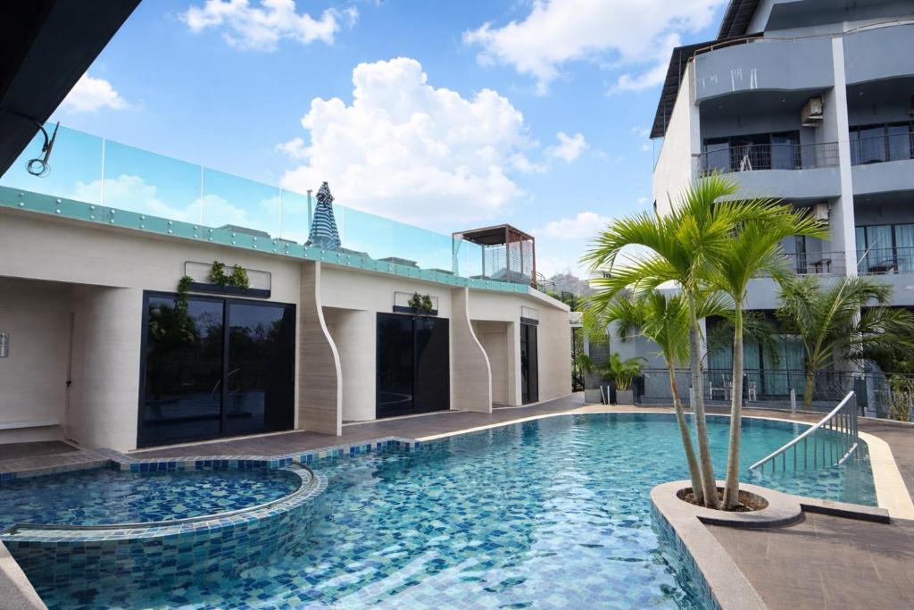 ein Schwimmbad vor einem Gebäude in der Unterkunft Little Loft Hotel in Phuket