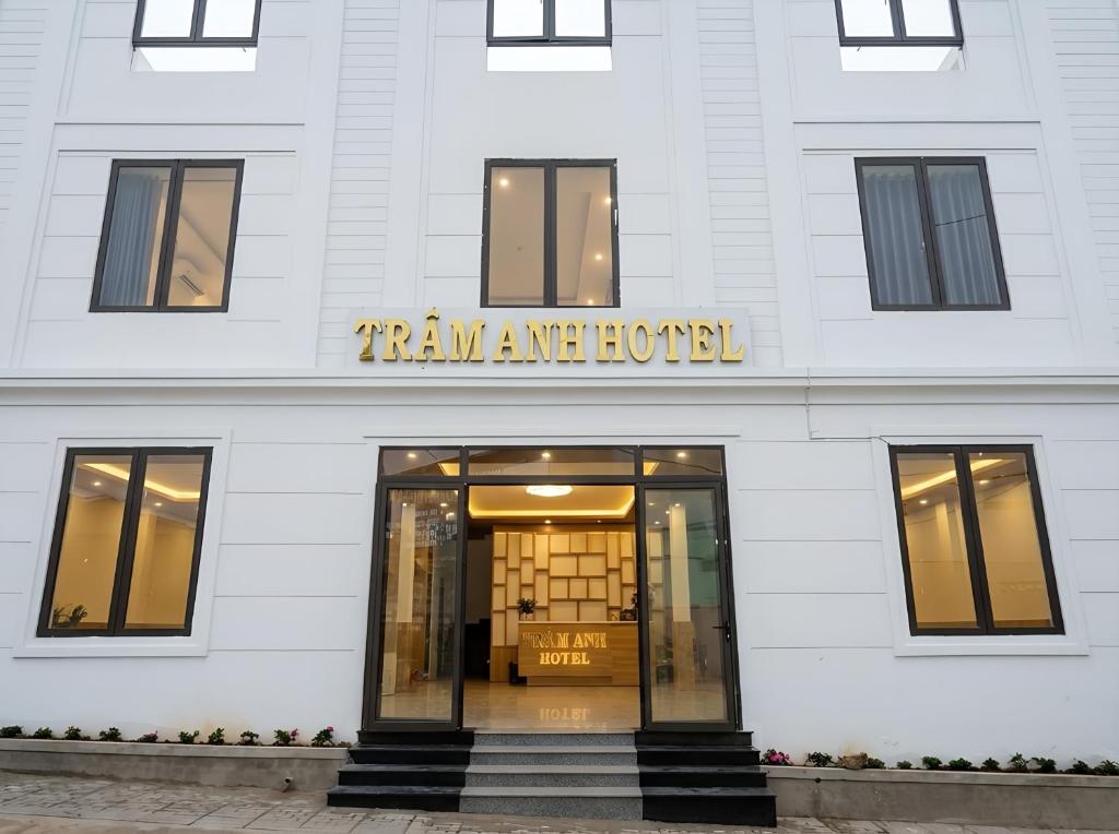 a white building with a sign that reads train a we hotel at Trâm Anh Hotel in Kon Von Kla
