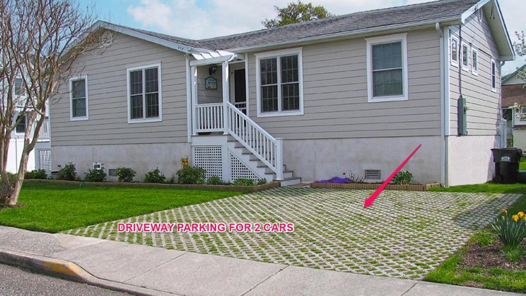 a house with a pink pole in the front yard at Congress Cottage in Cape May