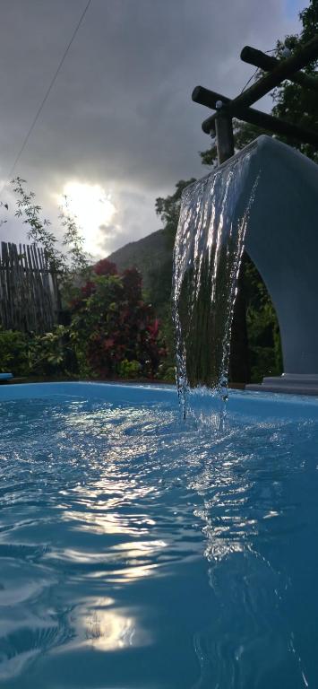 a water fountain in the middle of a swimming pool at Casa da Lu in Macaé