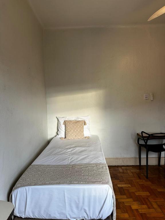 a small bedroom with a bed in a room at Oxx Hostel Quarto 3 in Congonhas