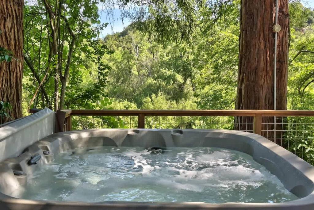 a jacuzzi tub in the middle of a yard at Heron House - Hot Tub And Wine Tastings Included in Healdsburg