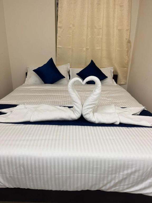 two swans making a heart on a bed at Du Auro Residency in Kuilapayam