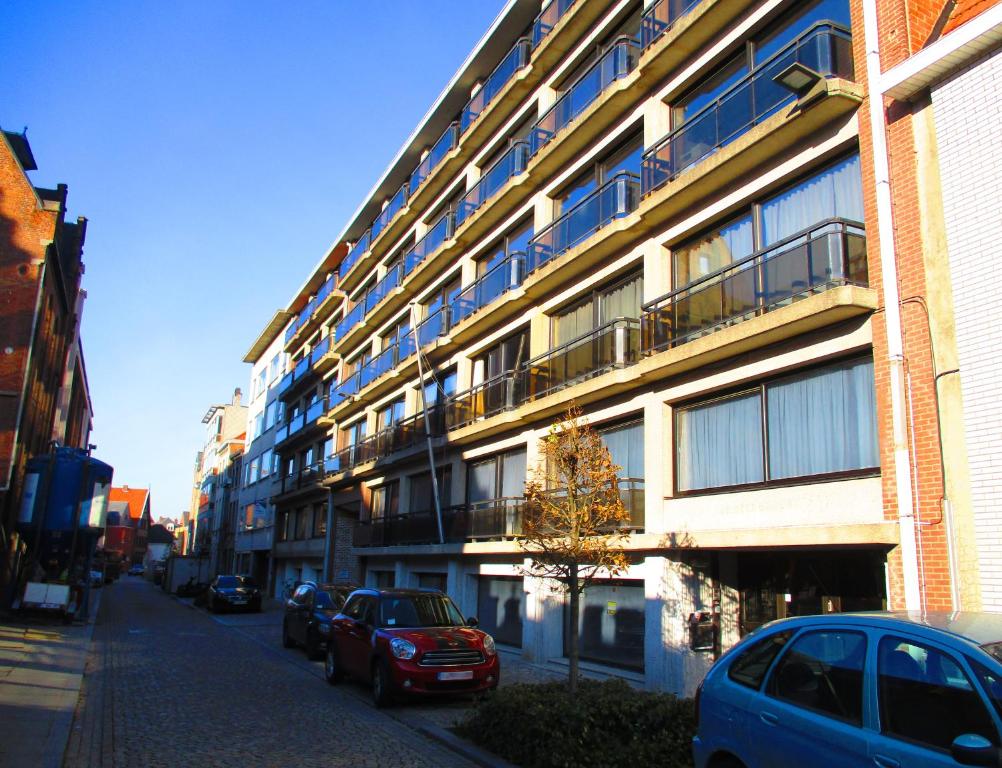 um edifício com carros estacionados ao lado de uma rua em Value Stay Residence Mechelen em Mechelen