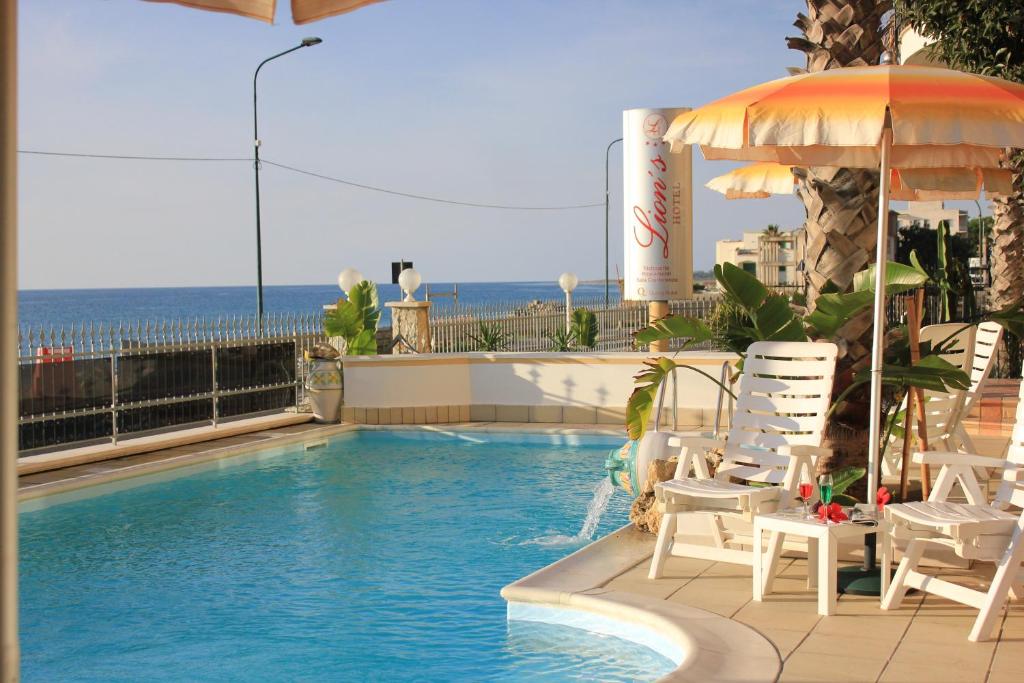 Bazén v ubytování Lion's Hotel nebo v jeho okolí