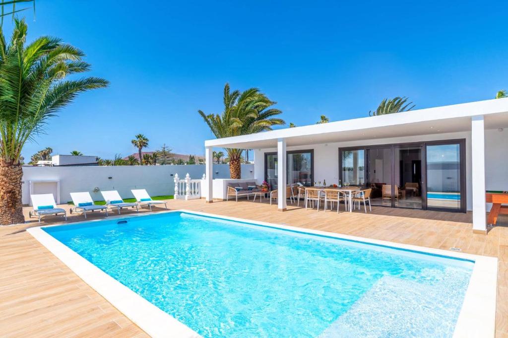 a villa with a swimming pool and a house at Villa Casa Luna by Villa Plus in Playa Blanca