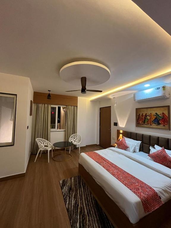 a hotel room with a large bed and a table at Hotel Chunda Niwas in Dabok