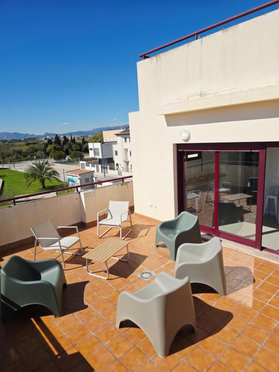 a patio with chairs and a building at Atico playa de Miramar in Miramar