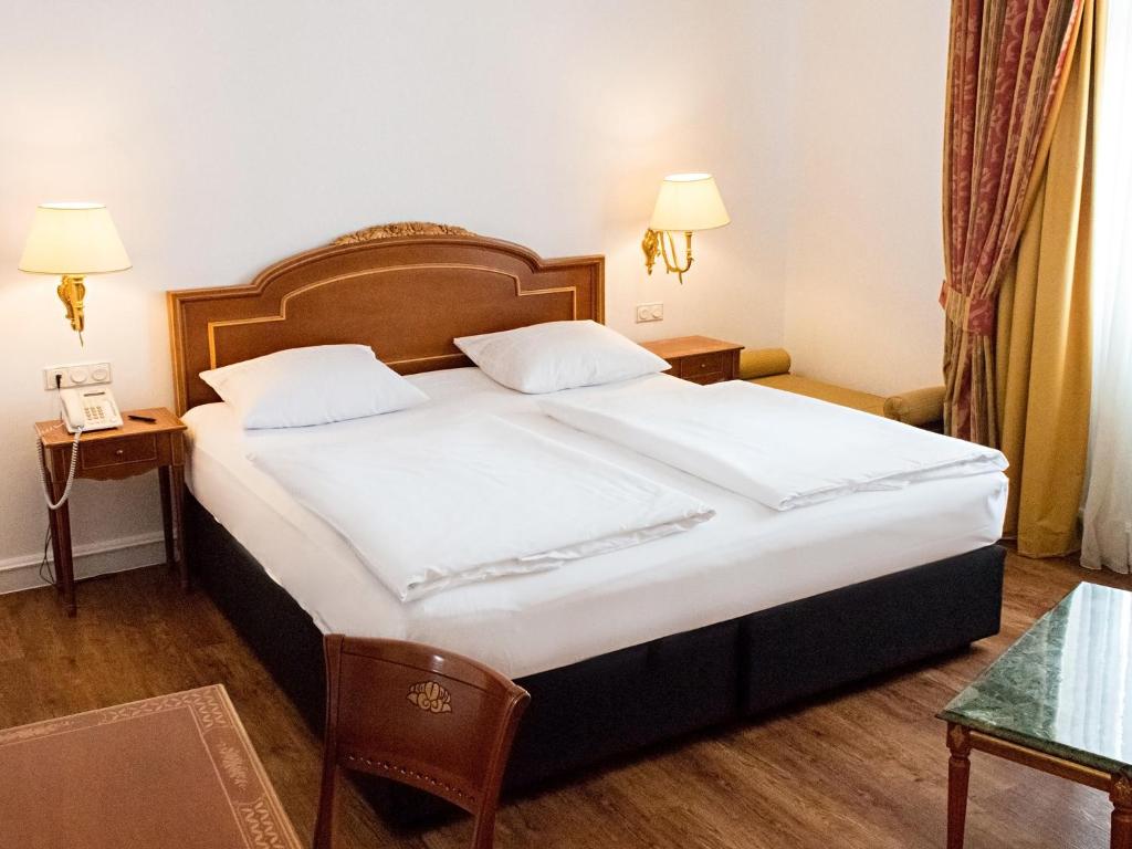 Postel nebo postele na pokoji v ubytování DORMERO Hotel Halle