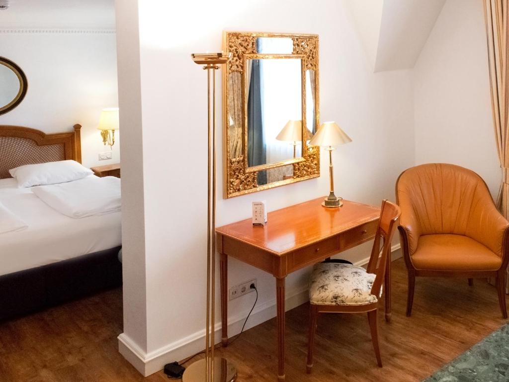 Postel nebo postele na pokoji v ubytování DORMERO Hotel Halle