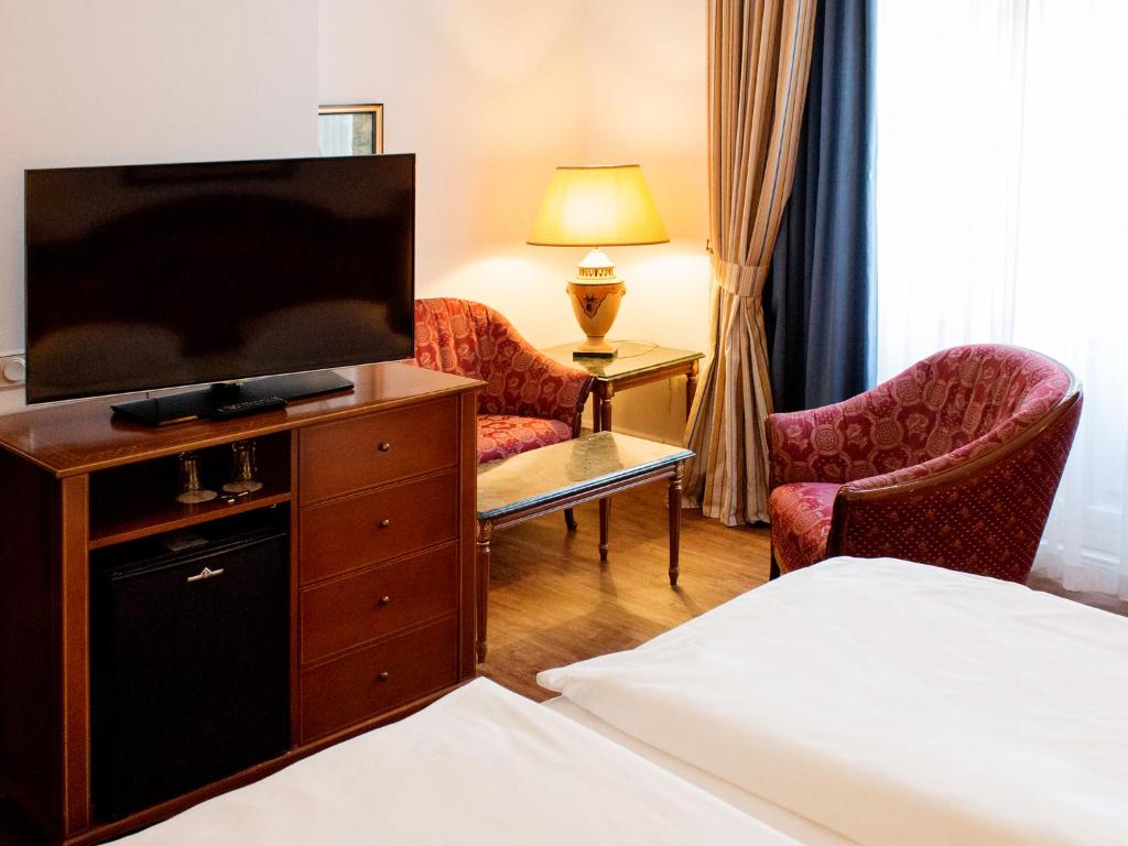 TV a/nebo společenská místnost v ubytování DORMERO Hotel Halle
