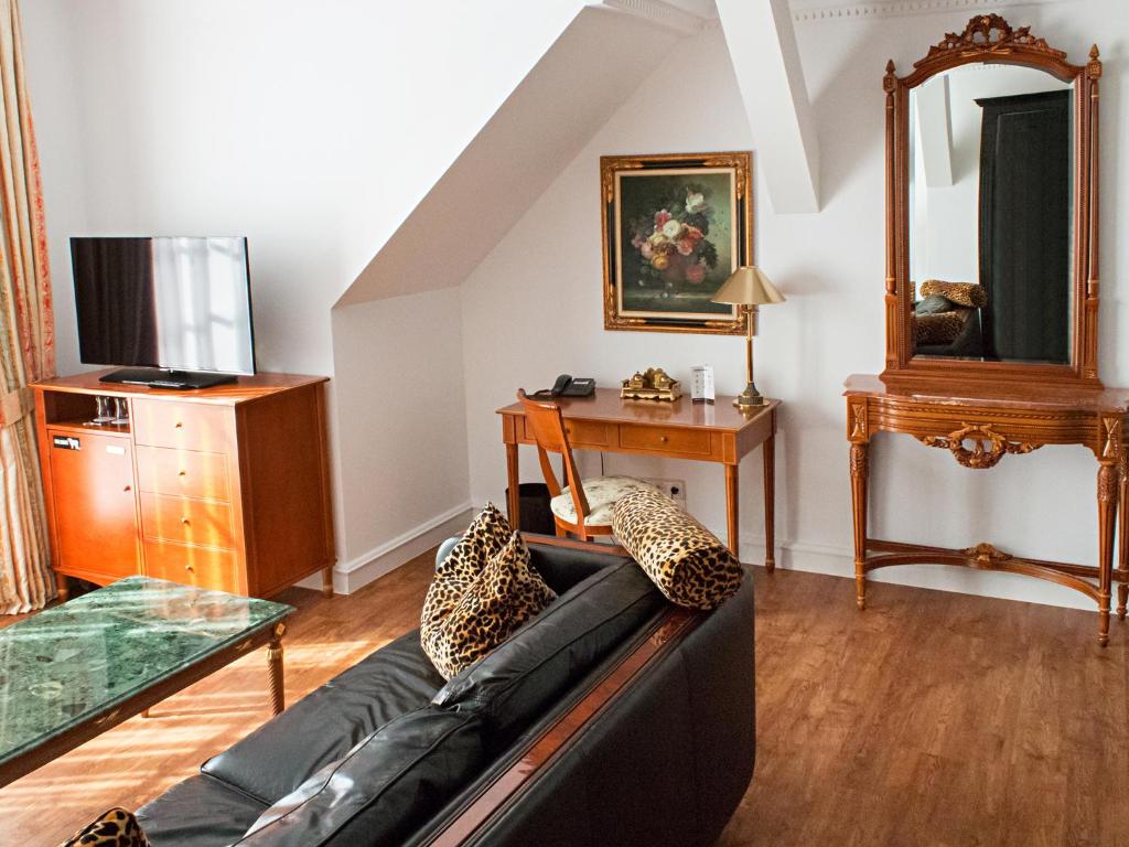 TV a/nebo společenská místnost v ubytování DORMERO Hotel Halle