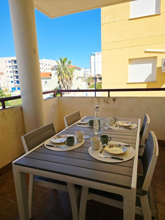 a table with a blue table cloth on a balcony at Apartamento playa de Miramar in Miramar