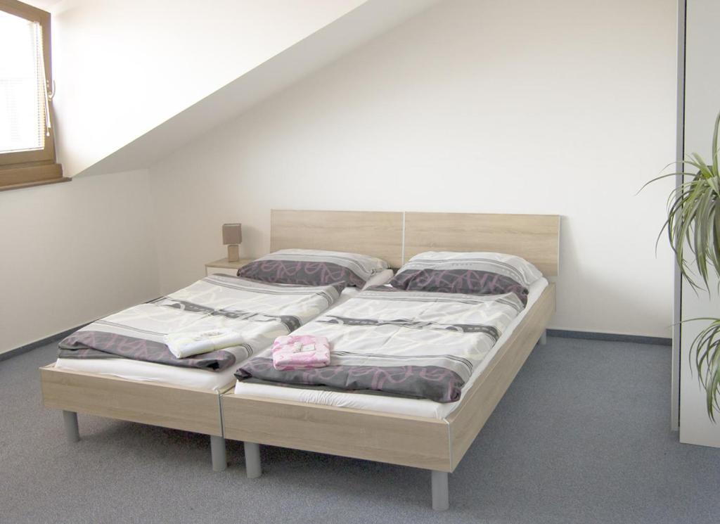 Postel nebo postele na pokoji v ubytování Penzion Tučňák