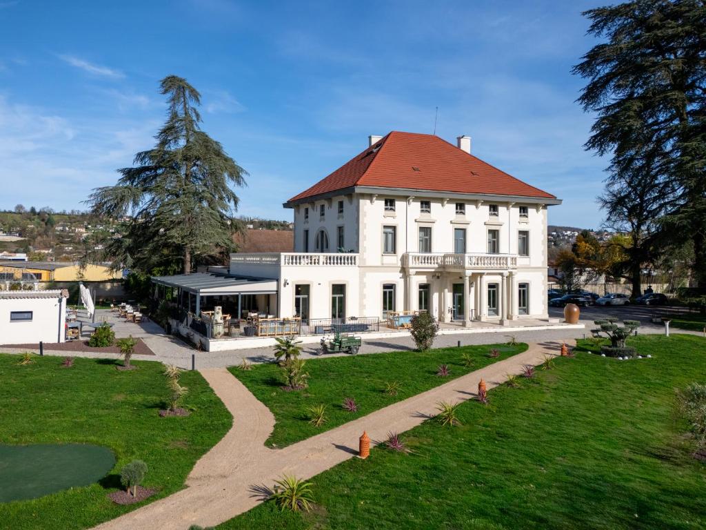 a large white building with a red roof at Hôtel Séquoias in Ruy
