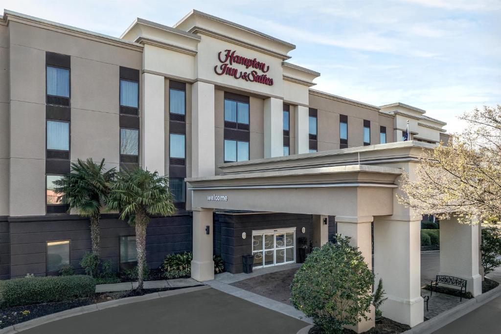 a front view of the hampton inn suites anaheim at Hampton Inn & Suites Clinton in Clinton
