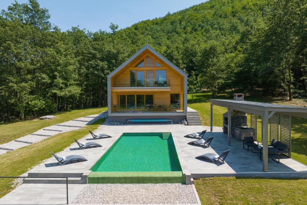 ein Haus mit Swimmingpool im Garten in der Unterkunft Lovelos in Gospić