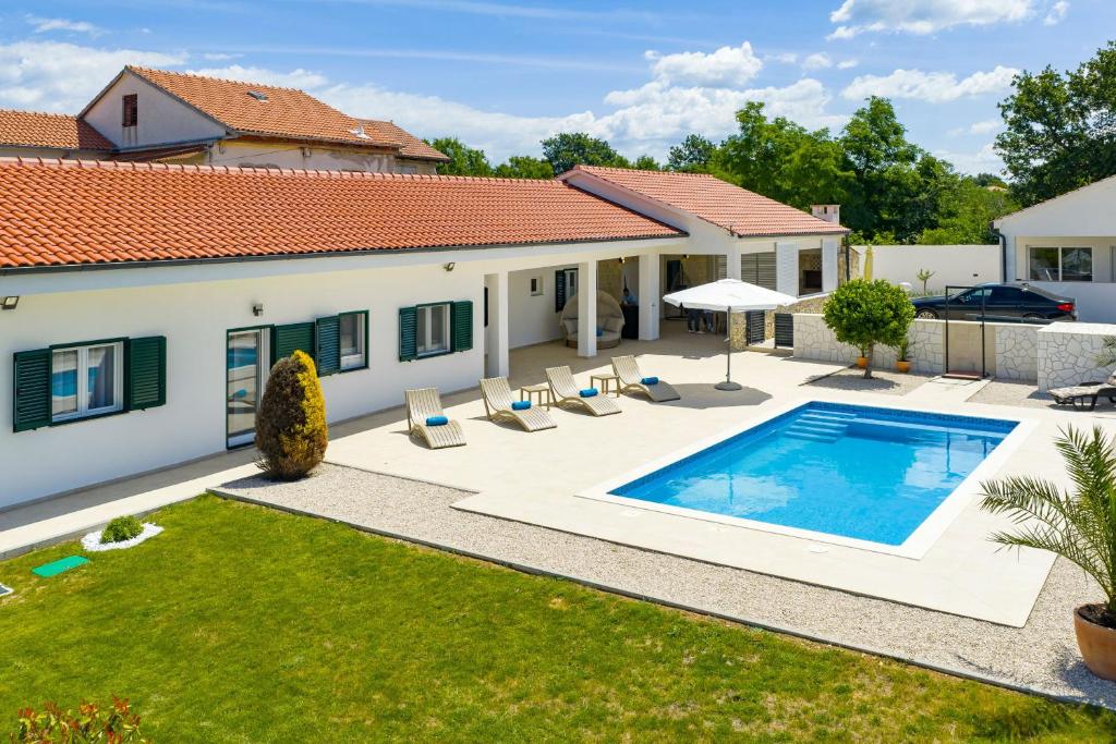 a house with a swimming pool in a yard at Holiday house Luca with private pool in Vrsi