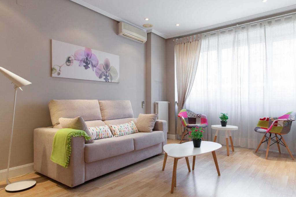 - un salon avec un canapé et une table dans l'établissement For You Rentals AvenidaAmerica apartment AVA24, à Madrid