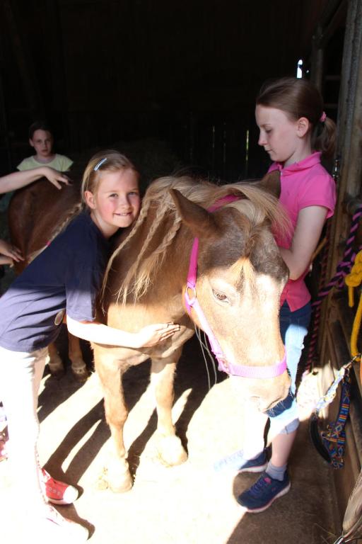 エスローエにあるPony-und Ferienhof Gut Habbeckeの二人の女の子が馬の隣に立っている