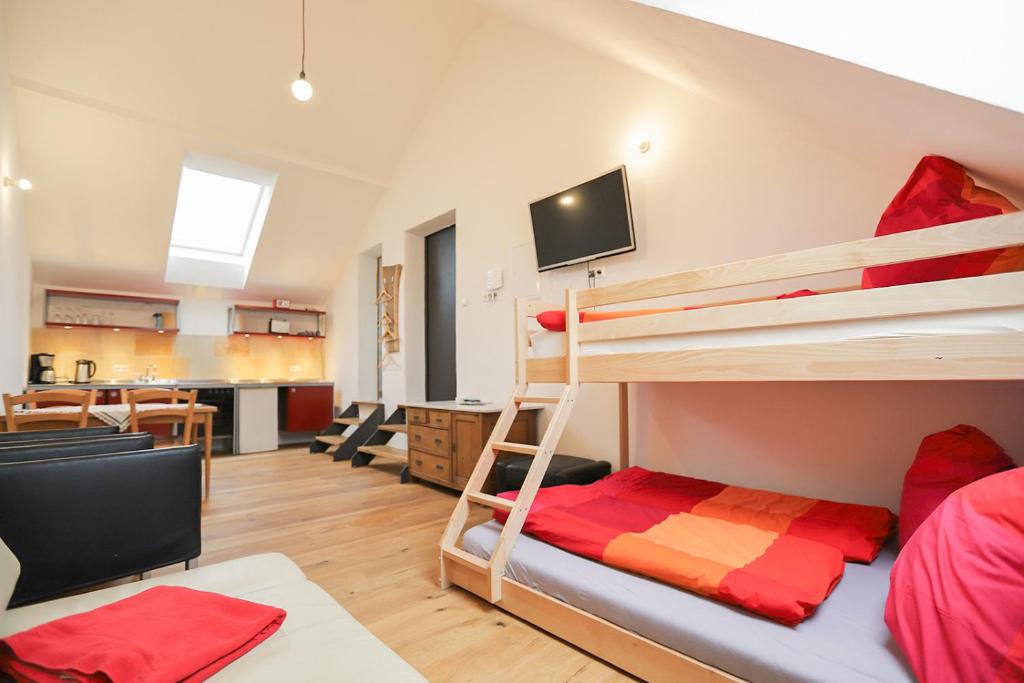 a room with two bunk beds and a kitchen at Nengshof Ferienapartment Vergissmeinnicht in Wißmannsdorf