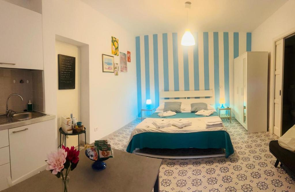 a small room with a bed and a kitchen at Labottega home in Lipari