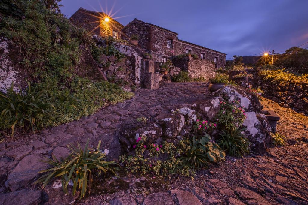 a stone wall with a bunch of rocks around it at Aldeia da Cuada in Faja Grande