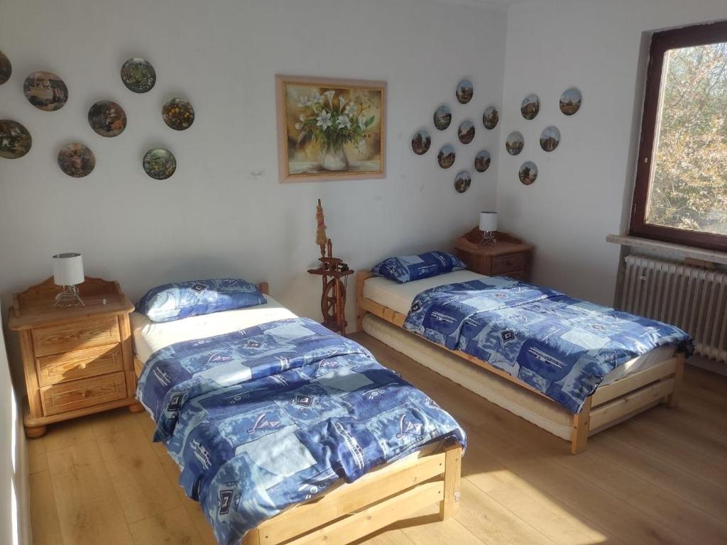 two twin beds in a room with at Unterkunft Mau in Rotenburg an der Wümme