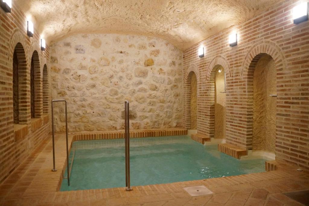 Hita的住宿－Casas de Valois，砖砌建筑中的大型室内游泳池