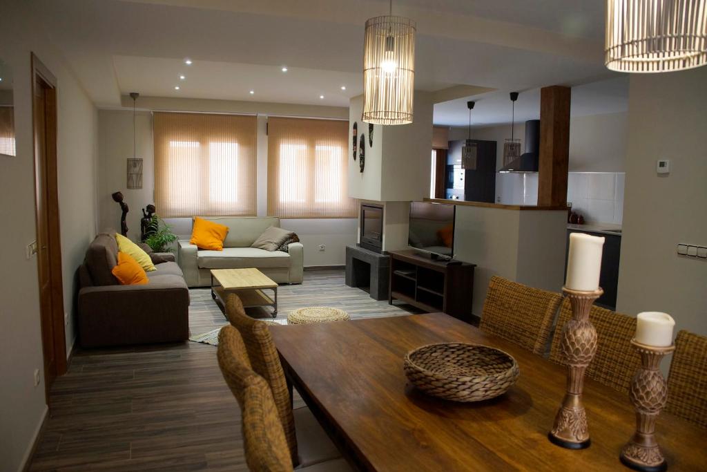 una sala de estar con una mesa y un sofá en Casas de Valois, en Hita