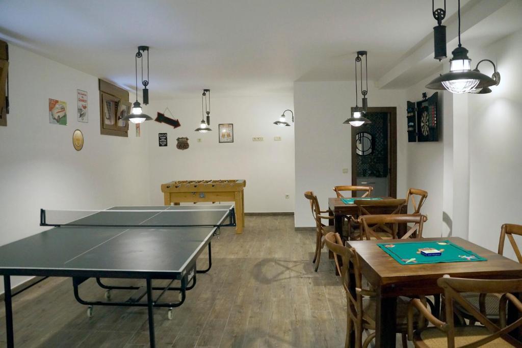 Instalaciones para jugar al ping pong en Casas de Valois o alrededores