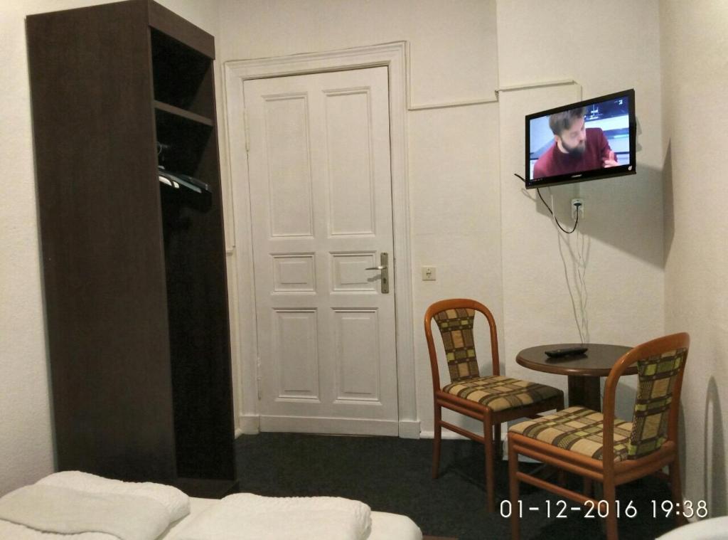 TV a/nebo společenská místnost v ubytování Hotel-Pension Adamshof