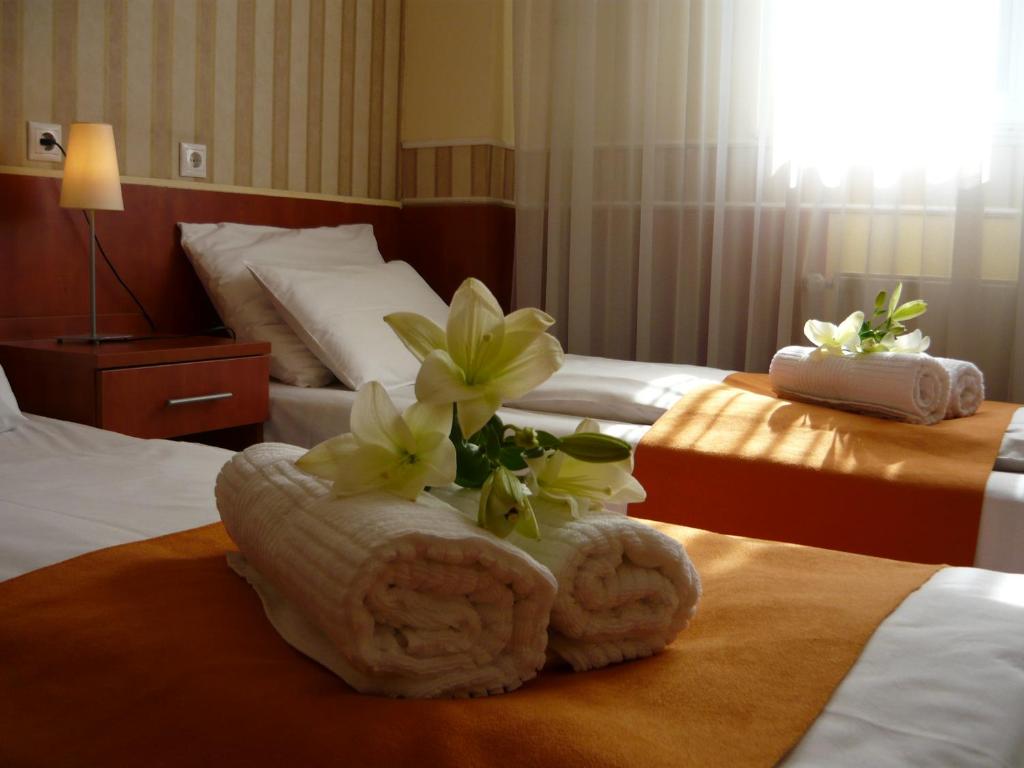 Postel nebo postele na pokoji v ubytování Atlantic Hotel