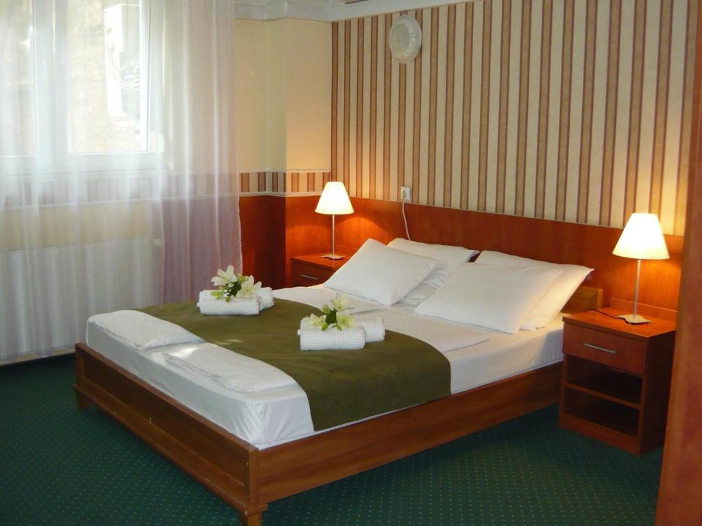 Postel nebo postele na pokoji v ubytování Atlantic Hotel