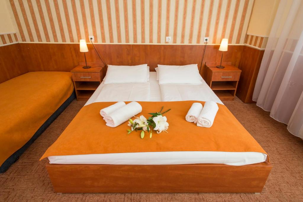 Postel nebo postele na pokoji v ubytování Atlantic Hotel