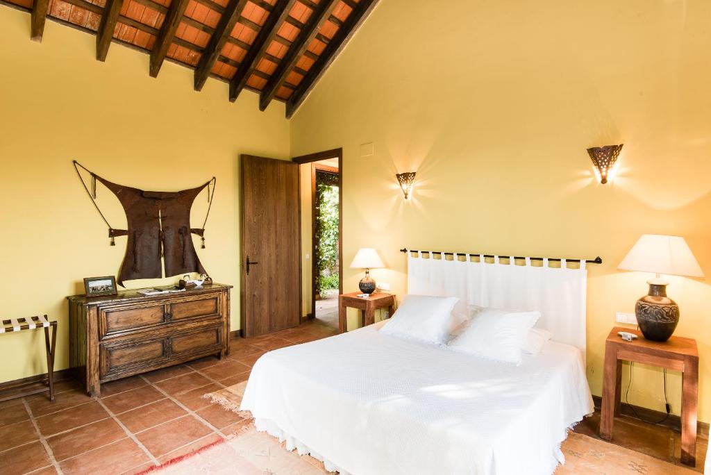 A bed or beds in a room at Casa Alvarianes